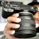 Sony kabarnya akan kembali meramaikan pasar kamera vlogging dengan meluncurkan Sony ZV-E10.